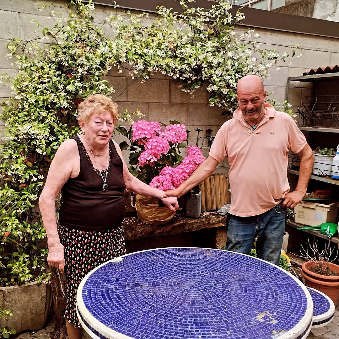 Stefano Schlegel con la mamma Carla tra ortensie e gelsomino