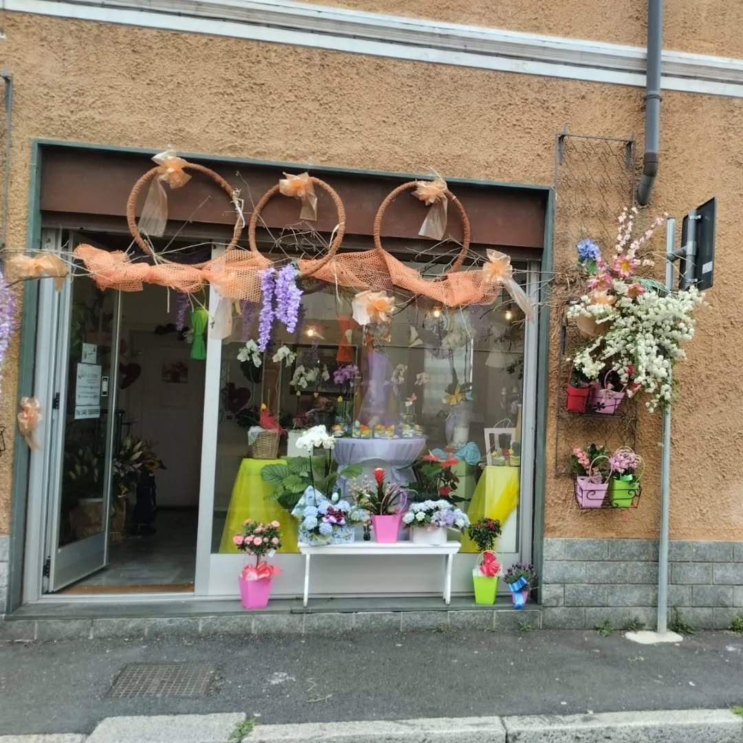 La vetrina del negozio Il Fiore in Via Vespucci, allestita per Pasqua
